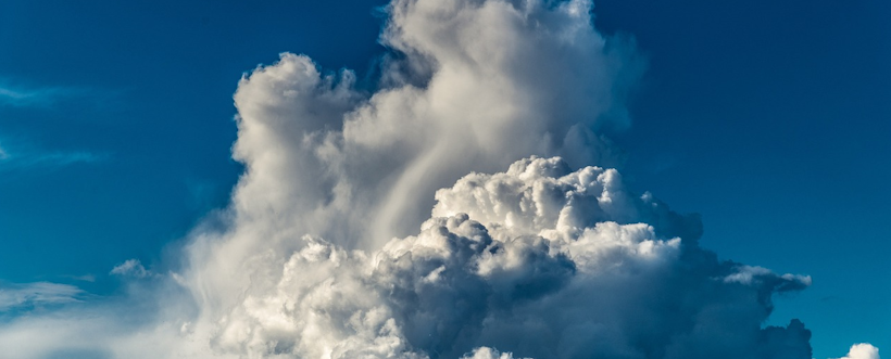 Día internacional del aire por un cielo azul